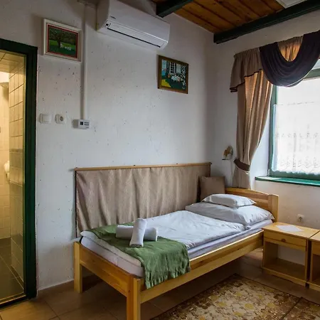 Couette-café Piros Ponty Panzio 4*