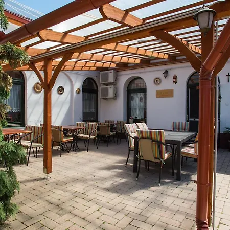 B&B Piros Ponty Panzio