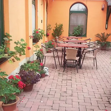 Piros Ponty Panzio * Poroszló